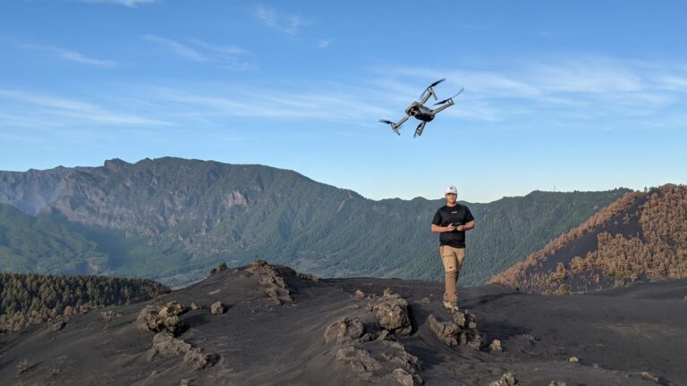 Alumno volando dron en curso STS