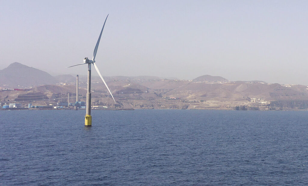 Aerogenerador marino a vista de dron