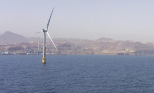 Aerogenerador marino a vista de dron