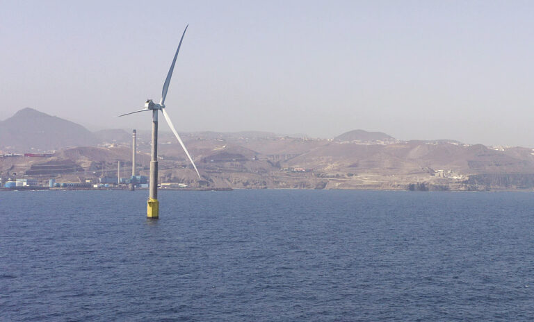 Aerogenerador marino a vista de dron
