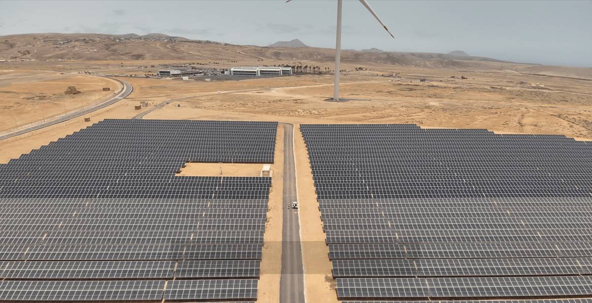 Paneles solares vistos desde un dron sobre una instalación en Canarias