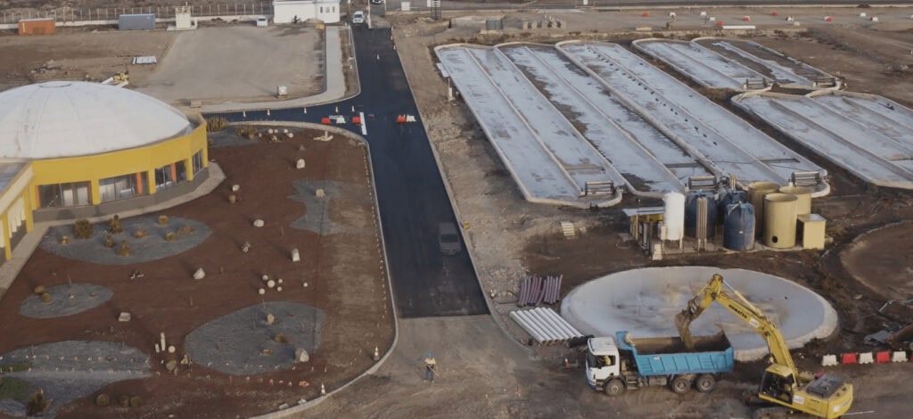 dron grabando una obra