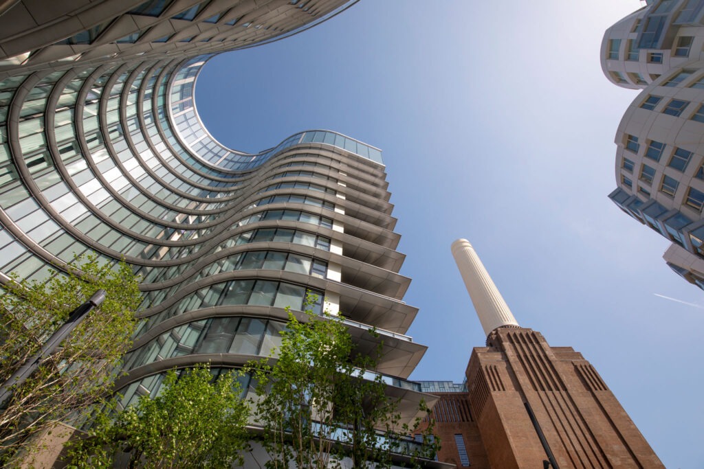 Battersea Roof Gardens y 50 Electric Boulevard de Foster + Partners. Fotografía por Nigel Young.