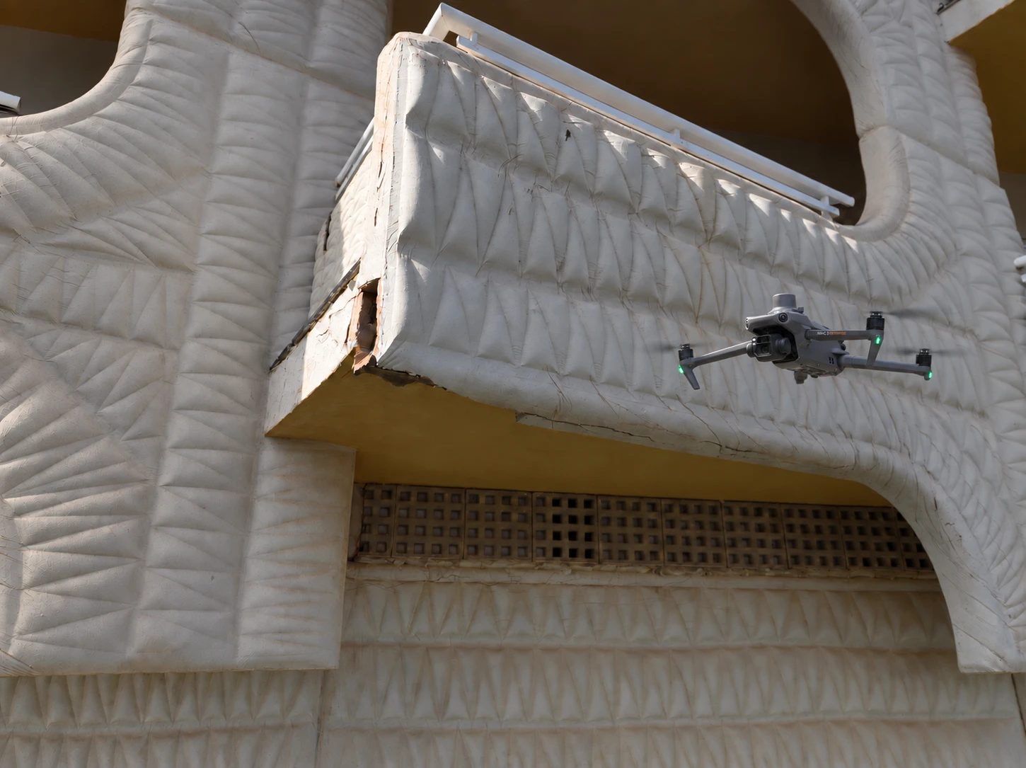 Inspección con dron de desprendimientos en el revestimiento de un balcón en Canarias